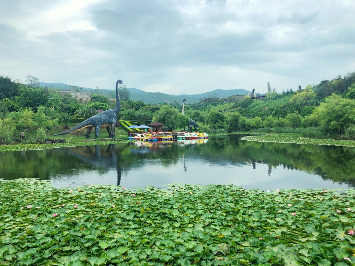 禄丰恐龙谷阿纳湖景与恐龙雕塑